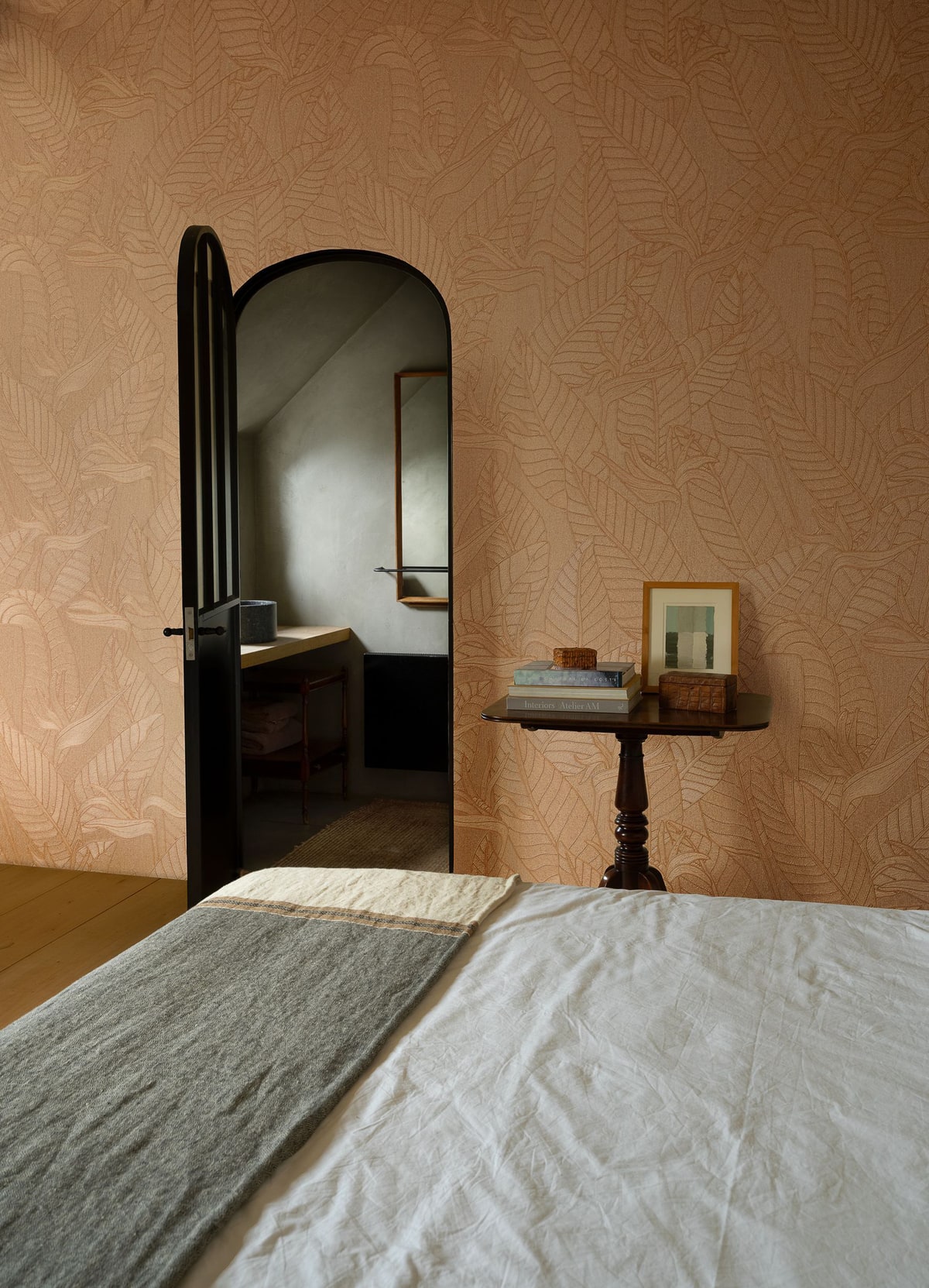 Strelitzia in een interieur, kleur Camel — niet de kleur van dit product